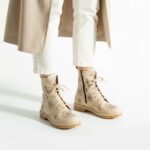 Botas planas de piel beige para mujer con cordones