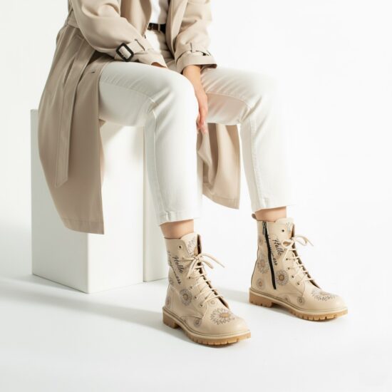 Alternative view of Botas planas de piel beige para mujer con cordones