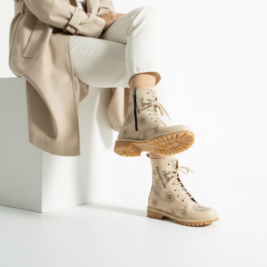 Botas planas de piel beige para mujer con cordones | TUASOLEA