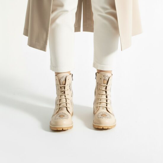 Botas planas de piel beige para mujer con cordones | TUASOLEA