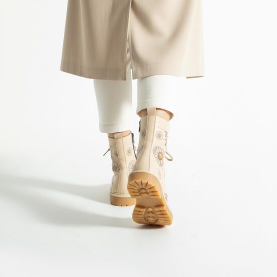 Botas planas de piel beige para mujer con cordones | TUASOLEA