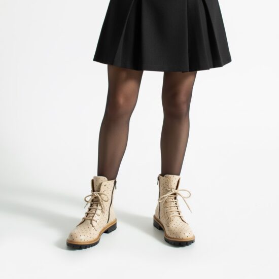 Alternative view of Botas planas de piel beige para mujer con cordones