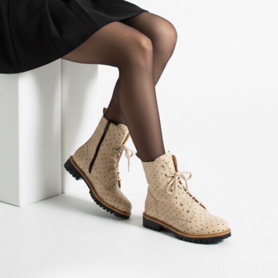 Botas planas de piel beige para mujer con cordones | TUASOLEA