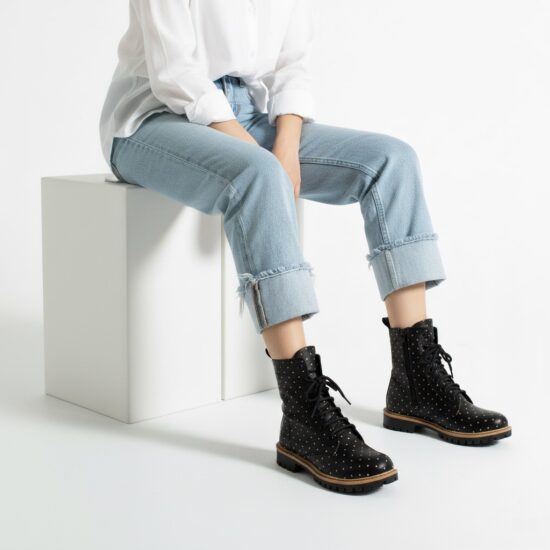 Botas planas negras de piel para mujer con cordones | TUASOLEA