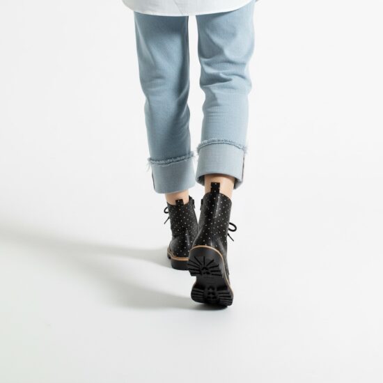 Botas planas negras de piel para mujer con cordones | TUASOLEA