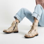 Botas planas de piel beige para mujer con cordones
