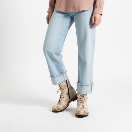 Alternative view of Botas planas de piel beige para mujer con cordones