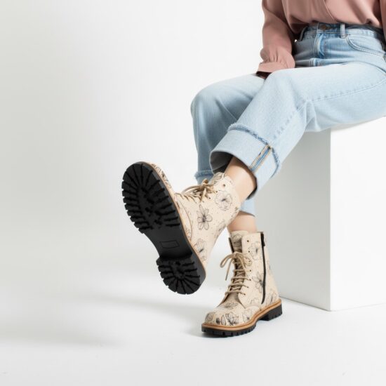 Botas planas de piel beige para mujer con cordones | TUASOLEA