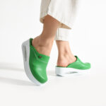 Zuecos con plataforma para mujer verdes de piel ecológica
