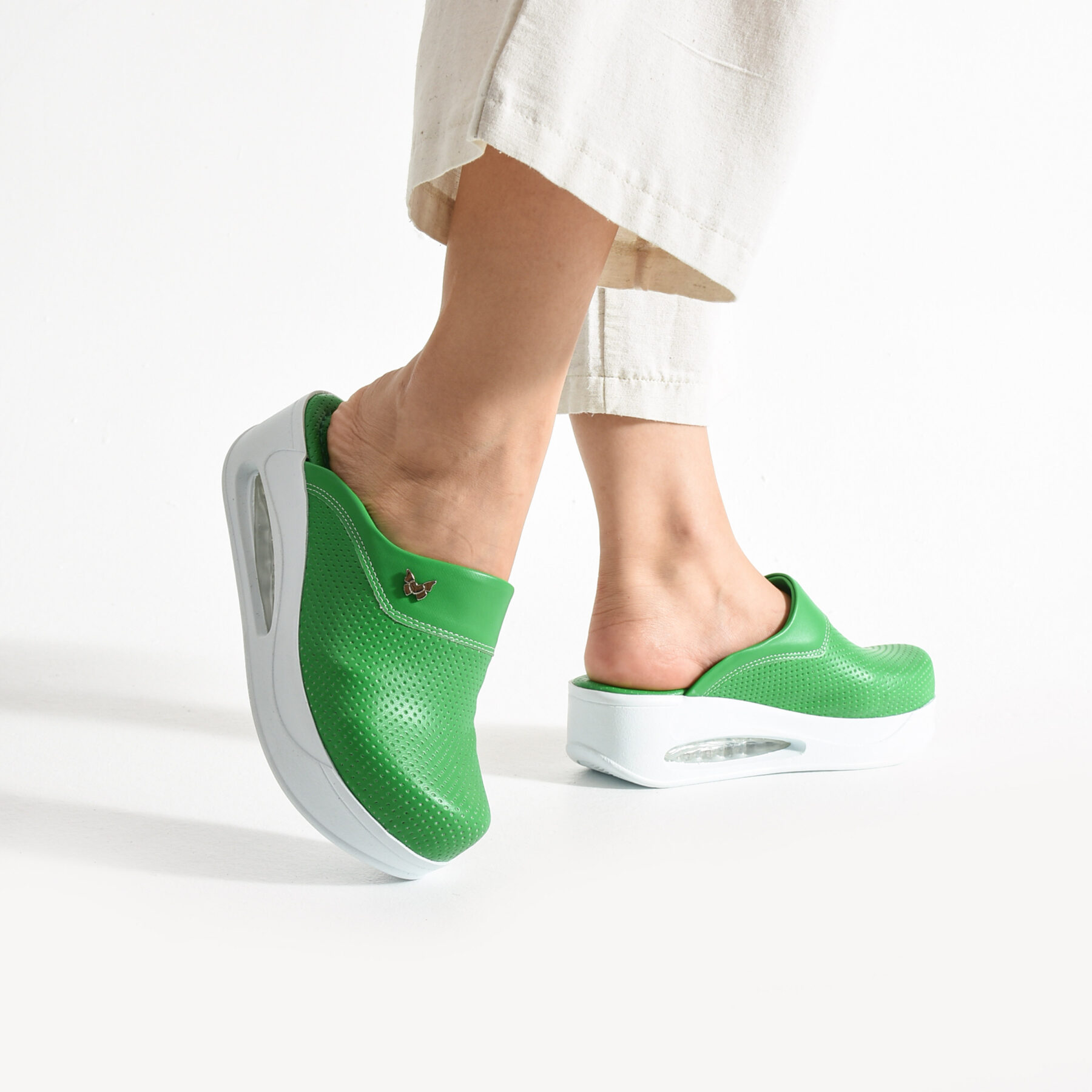Zuecos con plataforma para mujer verdes de piel ecológica