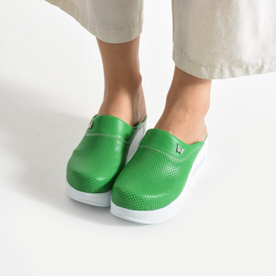 Alternative view of Zuecos con plataforma para mujer verdes de piel ecológica