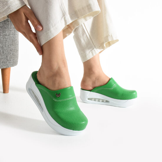 Zuecos con plataforma para mujer verdes de piel ecológica | TUASOLEA