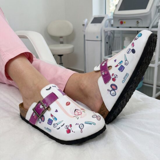 Zuecos planos estampados para esteticista | TUASOLEA