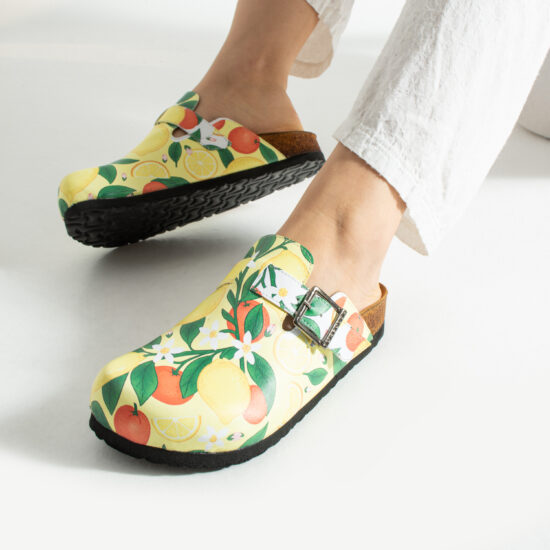 Zuecos planos estampados con hebilla | TUASOLEA