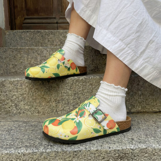 Zuecos planos estampados con hebilla | TUASOLEA