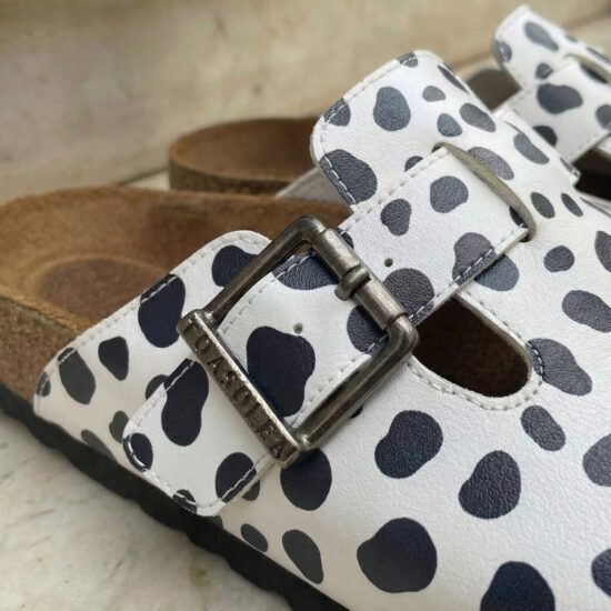 Zuecos planos estampados con hebilla | TUASOLEA