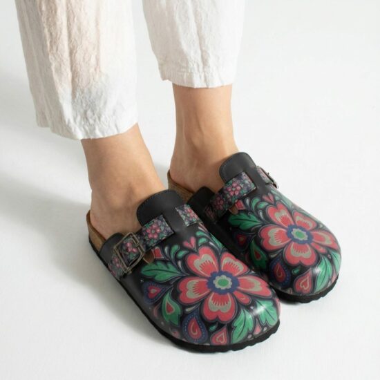 Zuecos planos estampados con hebilla