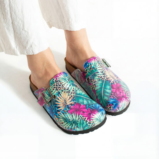 Zuecos planos estampados con hebilla