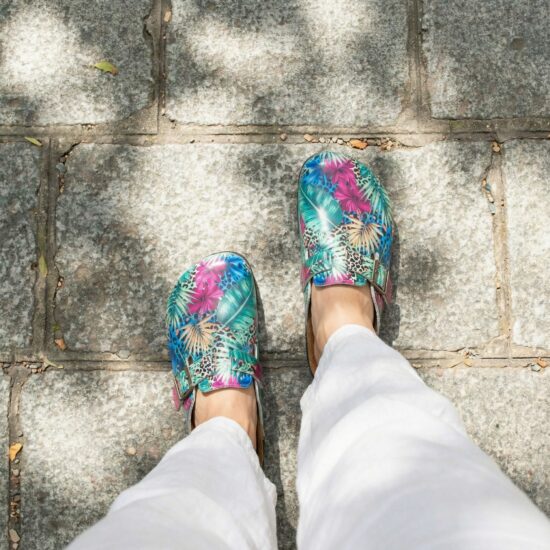 Zuecos planos estampados con hebilla | TUASOLEA