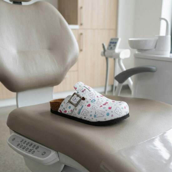 Zuecos planos estampados para dentista | TUASOLEA