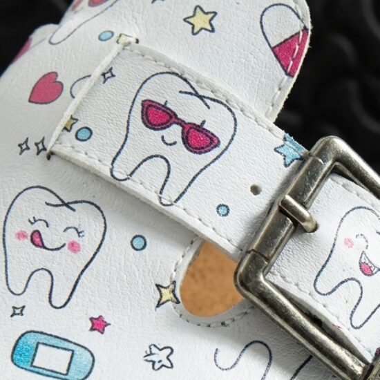 Zuecos planos estampados para dentista | TUASOLEA
