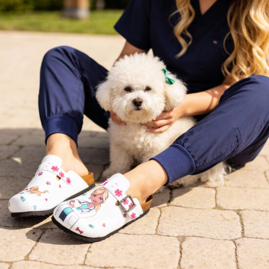 Zuecos planos estampados para veterinaria | TUASOLEA
