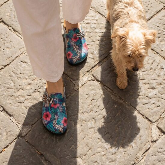 Zuecos planos estampados con hebilla | TUASOLEA