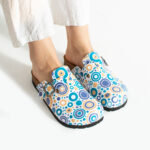Zuecos planos estampados con hebilla