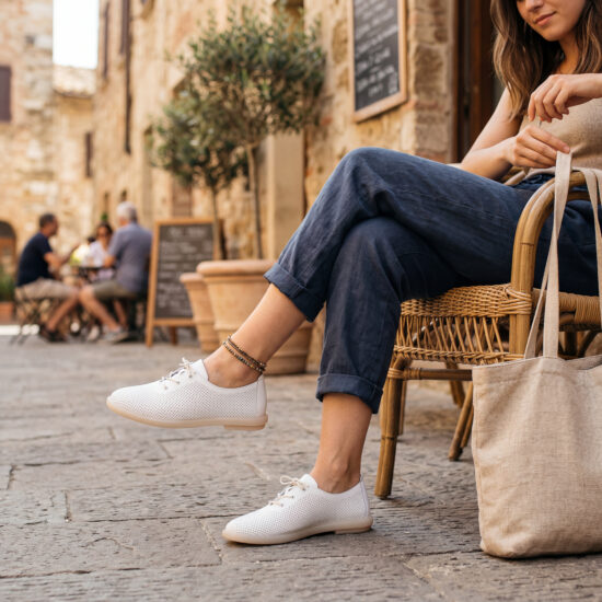 Zapatos cómodos blancos de piel para mujer con memory foam - detalle