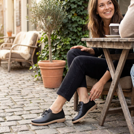 Zapatos cómodos negros de piel para mujer con memory foam