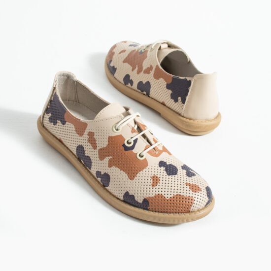 Zapatos cómodos con estampado camuflaje de piel para mujer con memory foam - vista lateral