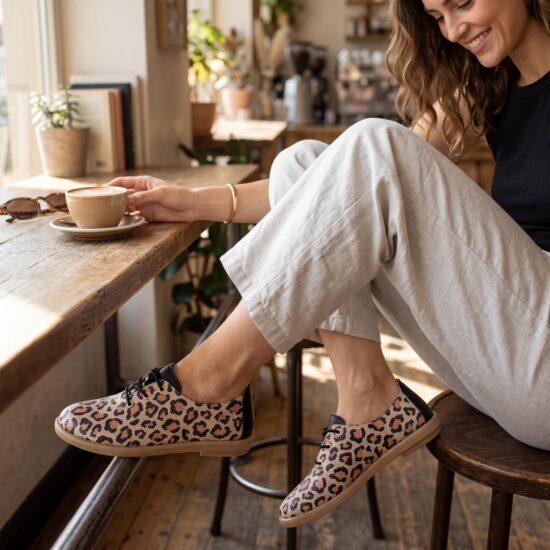 Zapatos cómodos de piel para mujer leopardados con memory foam - Бял Черен