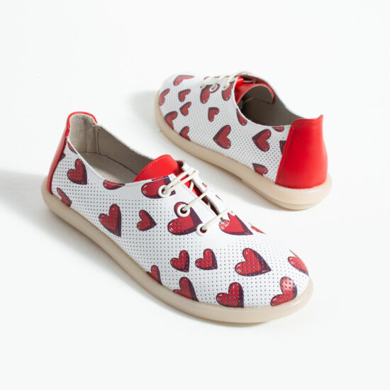 Zapatos cómodos blancos de piel con memory foam – estampado corazones - vista lateral