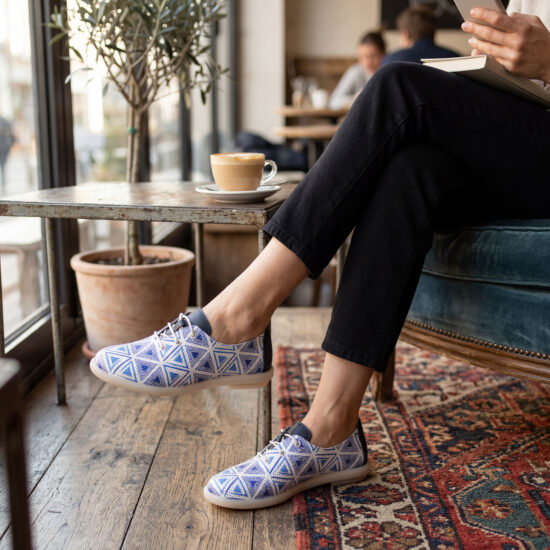 Zapatos cómodos de piel para mujer con memory foam – blanco y azul - Бял Син