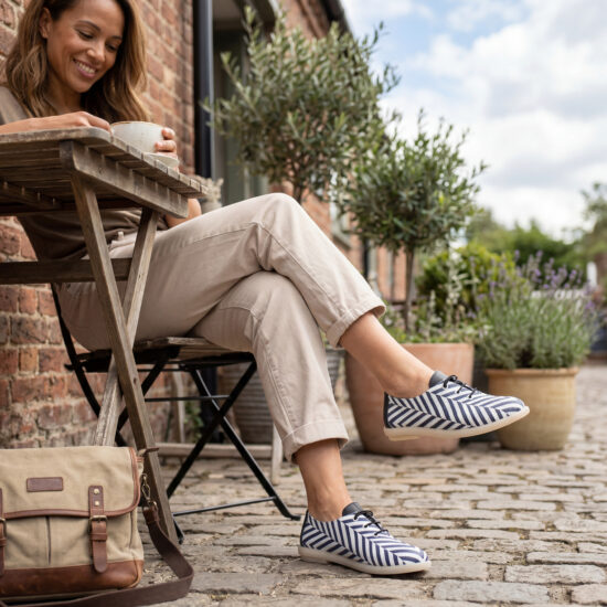 Zapatos cómodos con estampado de rayas blancas y negras de piel para mujer con memory foam - Бял Черен