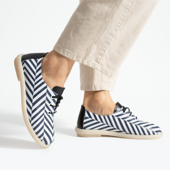 Zapatos cómodos con estampado de rayas blancas y negras de piel para mujer con memory foam - Естествена кожа