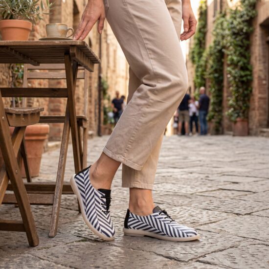 Zapatos cómodos con estampado de rayas blancas y negras de piel para mujer con memory foam - vista superior