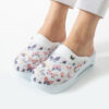 Zuecos de trabajo de piel para mujer con plataforma – estampado Wings White