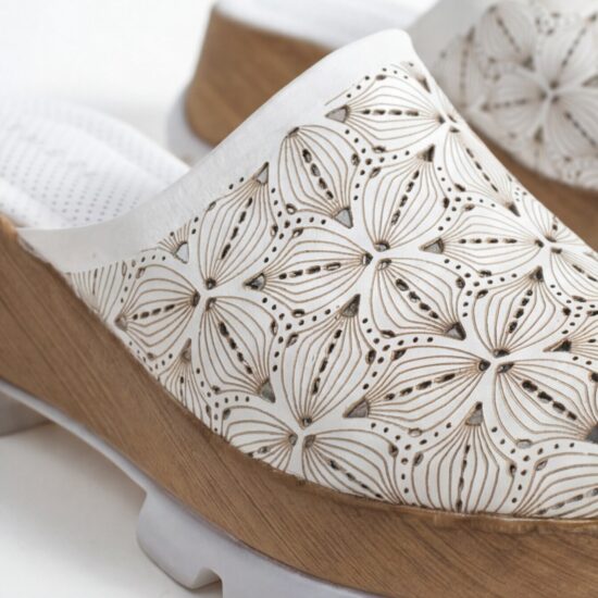 Zuecos blancos de verano con plataforma para mujer