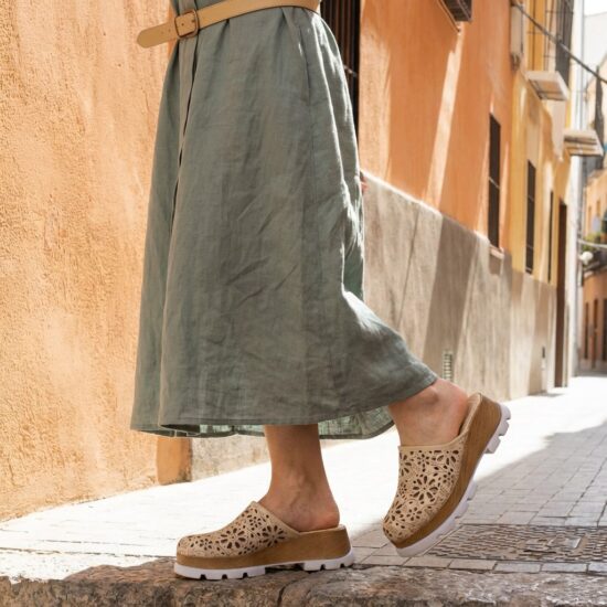 Zuecos beige de verano con plataforma para mujer