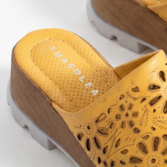 Zuecos amarillos de verano con plataforma para mujer - detalle