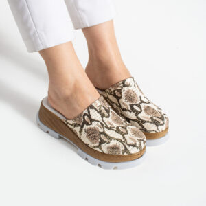 Zuecos de verano con plataforma y estampado serpiente