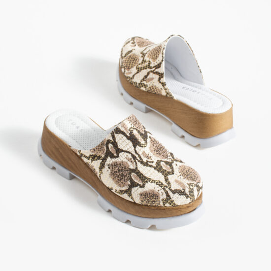 Zuecos de verano con plataforma y estampado serpiente - detalle