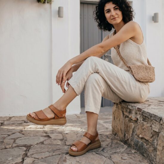 Sandalias de piel para mujer con plantillas extraíbles y velcro - Кафяв