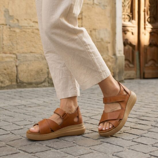 Sandalias de piel para mujer con talón cerrado y plantillas extraíbles - Кафяв