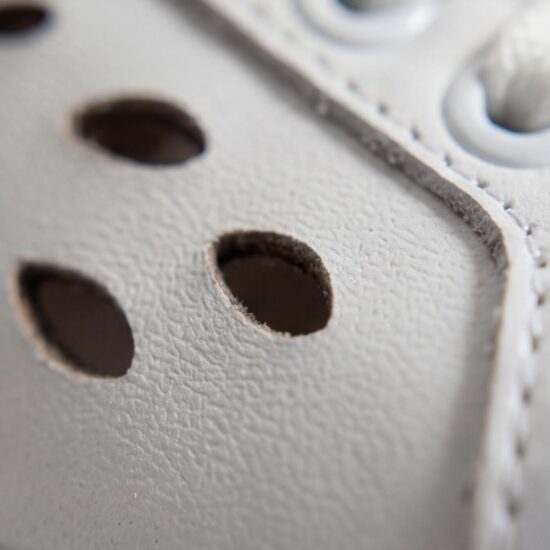 Zapatillas blancas de mujer en piel natural - detalle