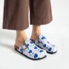 Zuecos planos estampados para enfermera