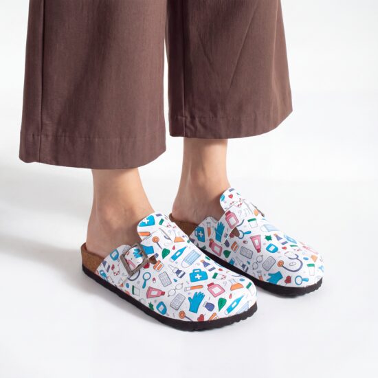 Zuecos planos estampados para enfermera
