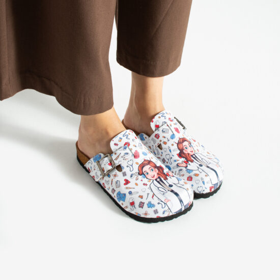 Zuecos planos estampados para enfermera