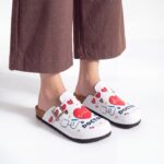 Zuecos planos estampados para enfermera